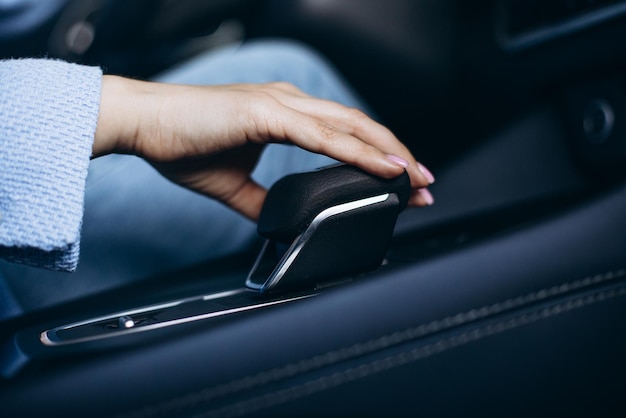 Foto grátis mão feminina na transmissão dentro do carro