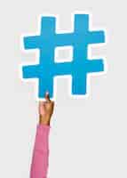 Foto grátis mão levantada segurando o ícone de hashtag