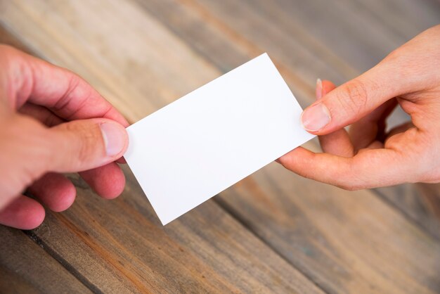 Mão mostrando um cartão em branco