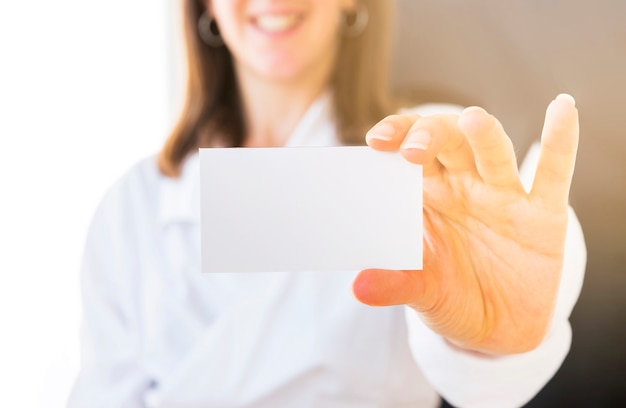 Mão mostrando um cartão em branco