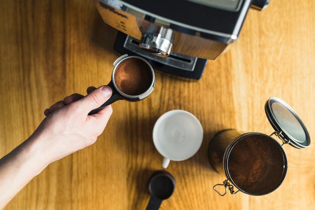 Mão, pôr, portafilter, em, expresso, máquina