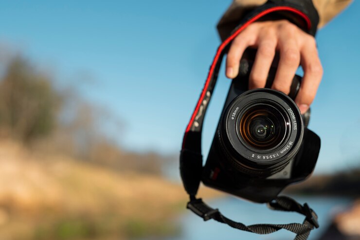 Foto grátis mão segurando a câmera fotográfica