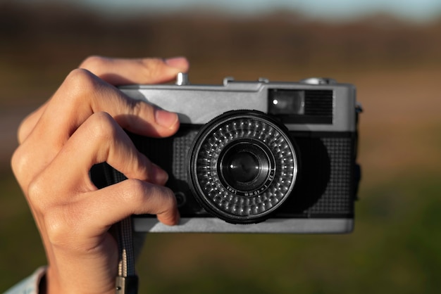 Foto grátis mão segurando a câmera fotográfica