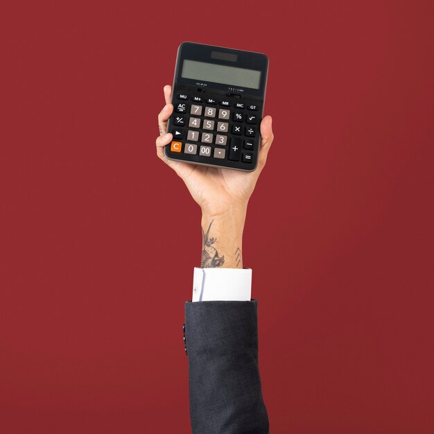 Mão segurando calculadora no conceito de finanças
