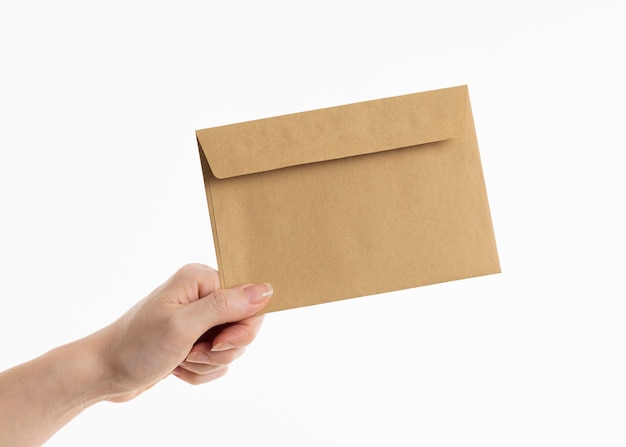 Mão segurando envelope