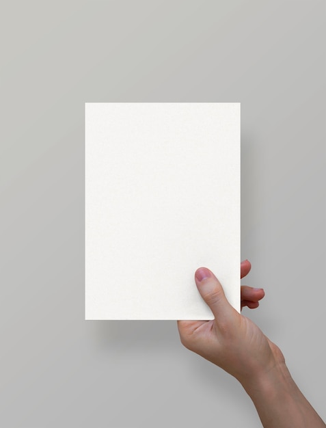 Foto grátis mão segurando folha de papel a5