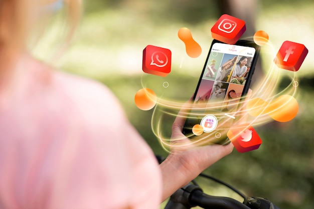 Mão segurando o conceito de mídia social do smartphone