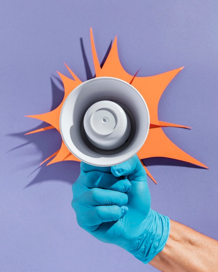 Foto grátis mão segurando o megafone com formato de papel