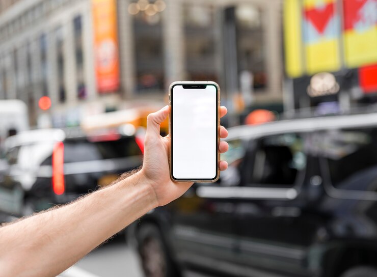 Foto grátis mão segurando o modelo de smatphone