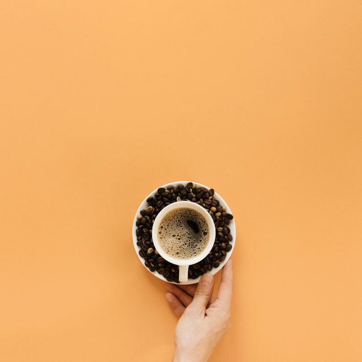 Foto grátis mão, segurando, prato, com, xícara café