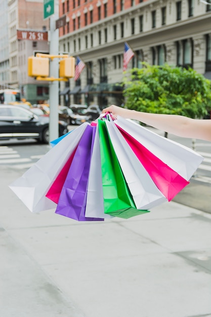 Foto grátis mão segurando sacolas de compras