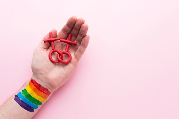 Mão segurando símbolos homossexuais feminino-feminino