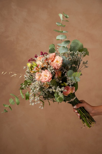 Mão segurando um lindo buquê de flores