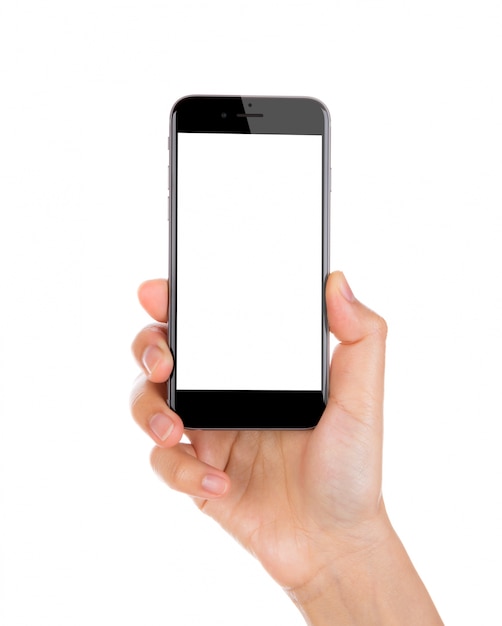 Mão segurando um smartphone com tela em branco