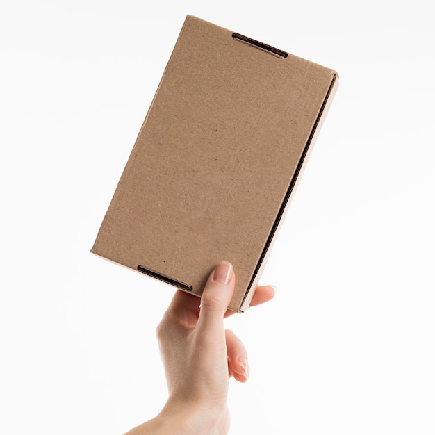 Foto grátis mão segurando uma caixa de papelão