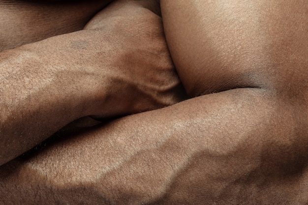 Mão. Textura detalhada da pele humana. Close-up tiro do jovem corpo masculino afro-americano. Conceito de skincare, bodycare, saúde, higiene e medicina. Parece bonito e bem cuidado. Dermatologia.