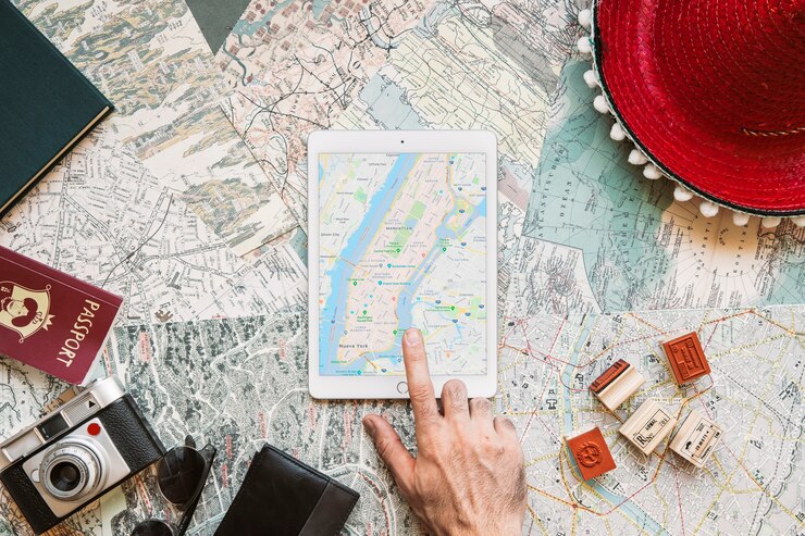 Foto grátis mão usando o tablet com o mapa