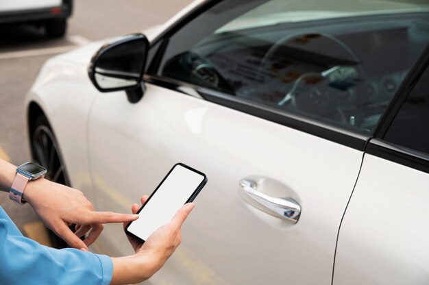 Mão usando o telefone para bloquear o carro