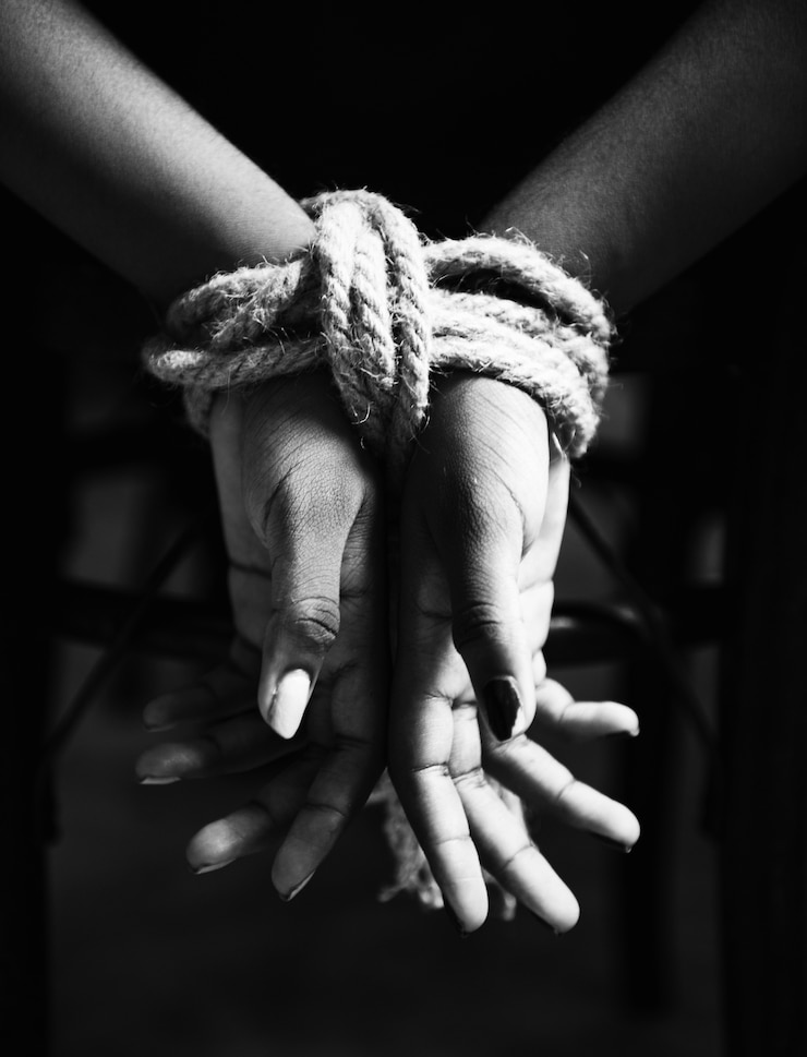 Foto grátis mãos amarradas com corda ao redor