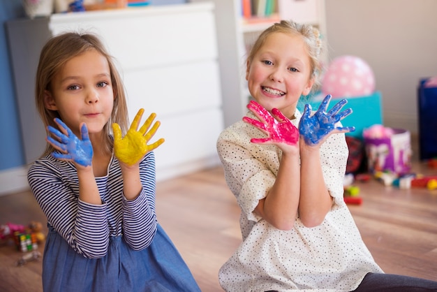 Mãos coloridas apresentadas por garotas bonitas