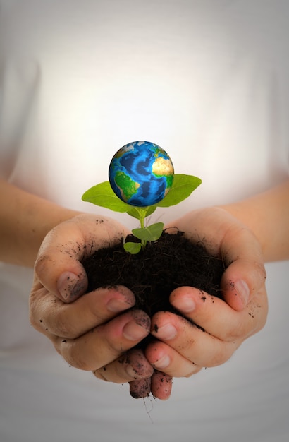 Mãos com o planeta terra e da terra abaixo