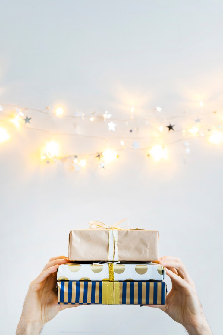 Foto grátis mãos, com, presente boxeia, perto, fada acende, e, ornamento, estrelas