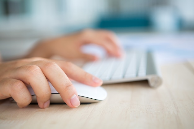 Foto grátis mãos com um mouse e teclado