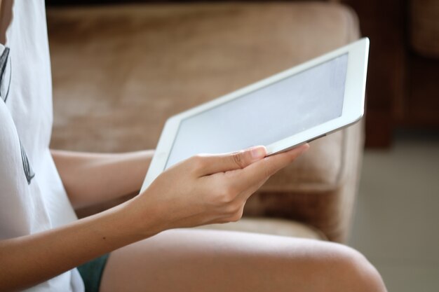 Foto grátis mãos da mulher asiática usando o telefone inteligente, conceito de mídia social