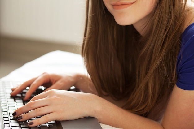 Foto grátis mãos da mulher no teclado do notebook