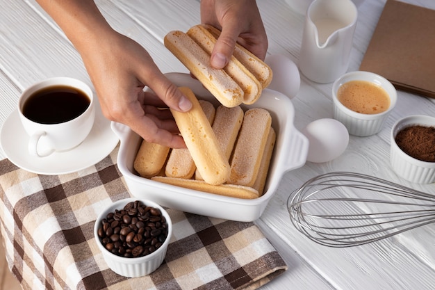 Mãos de alto ângulo segurando ladyfingers