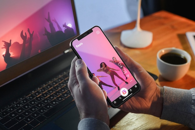 Mãos de alto ângulo segurando smartphone