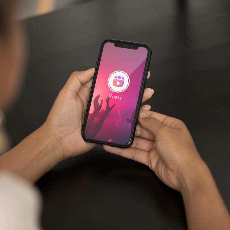 Foto grátis mãos de alto ângulo segurando smartphone