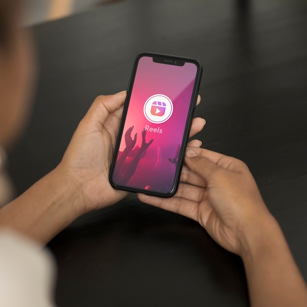 Mãos de alto ângulo segurando smartphone