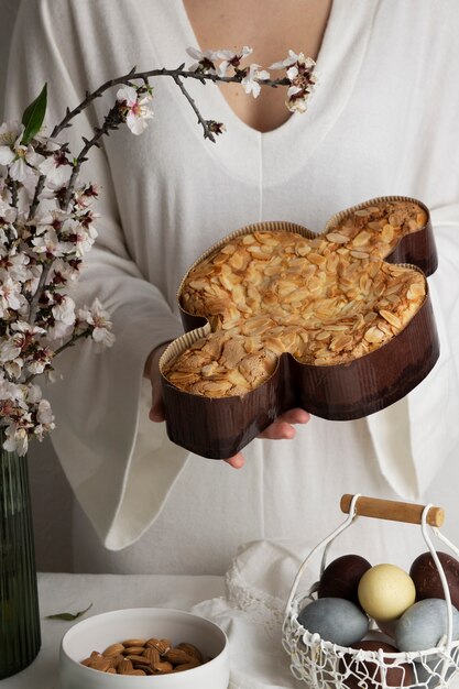 Mãos de alto ângulo segurando uma deliciosa colomba