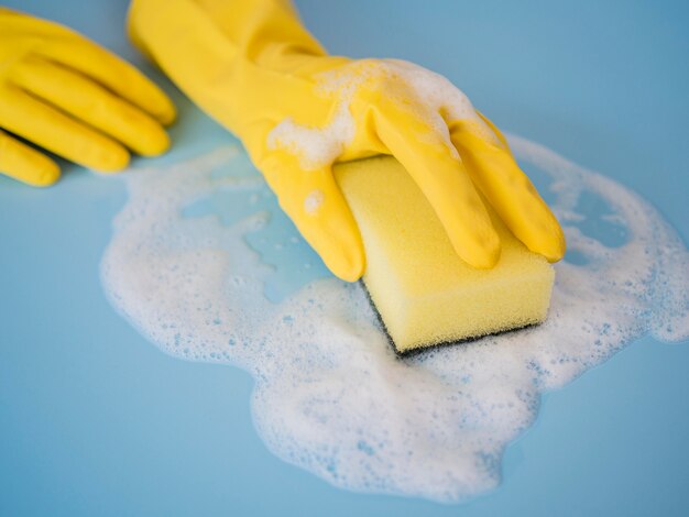 Mãos de close-up, limpeza de casa com esponja