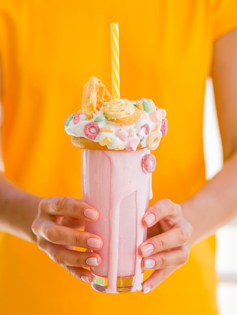 Mãos de close-up, segurando o milk-shake