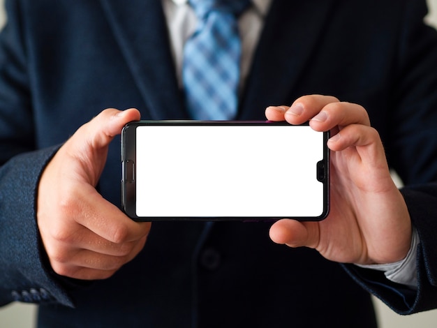 Mãos de close-up, segurando o modelo de telefone