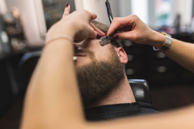 Mãos de colheita homem de barba