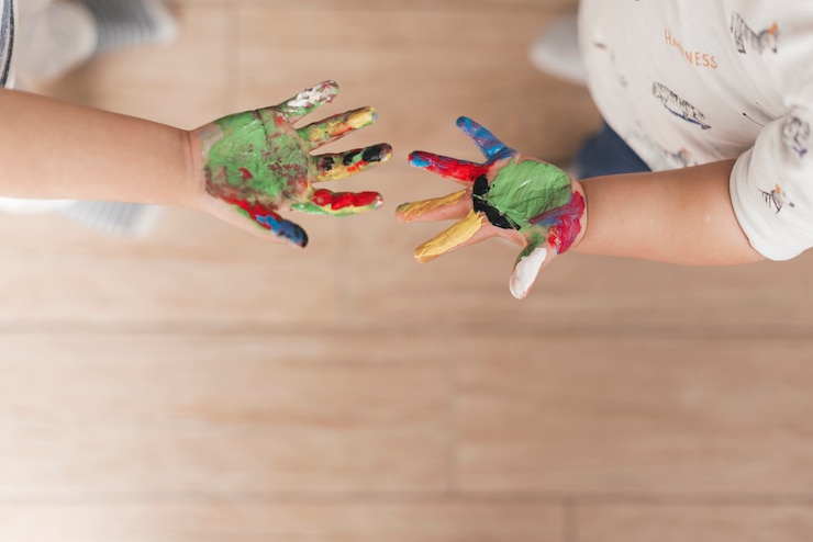 Foto grátis mãos, de, criança, com, pintura