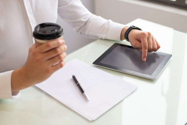 Mãos, de, homem negócios, usando, tablete digital, e, café segurando