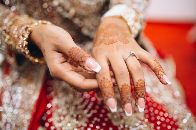 Foto grátis mãos de mehndi da noiva