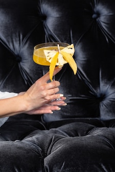 Mãos de mulher com coquetel de verão estrela pornô martini bebida com licor de vodka de maracujá