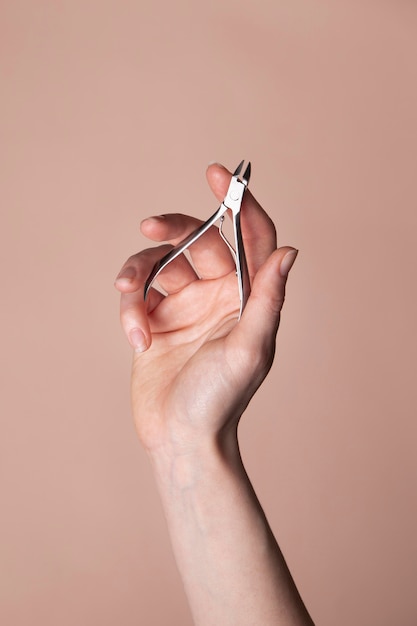 Foto grátis mãos de mulher com produto para cuidar das unhas