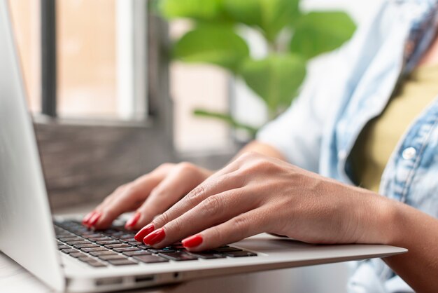 Mãos de mulher de close-up em um laptop