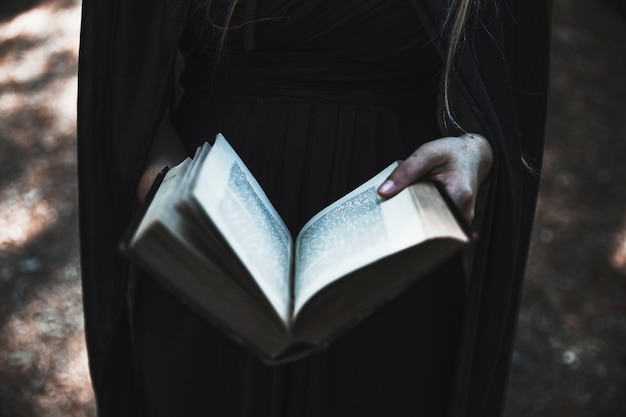 Foto grátis mãos, de, mulher, em, vestido preto, segurando, abriu livro