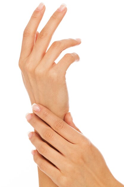 Mãos de mulher jovem com manicure francesa
