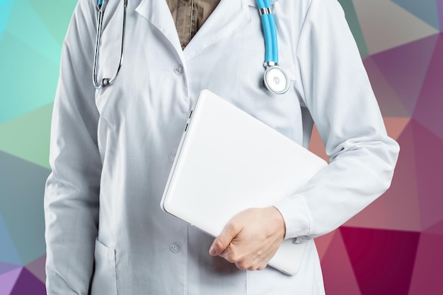 Mãos de mulher médica com laptop