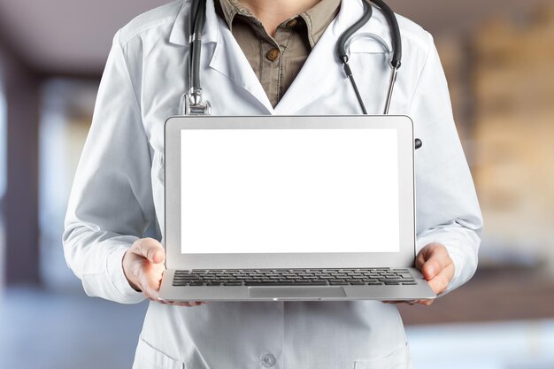 Mãos de mulher médica com laptop