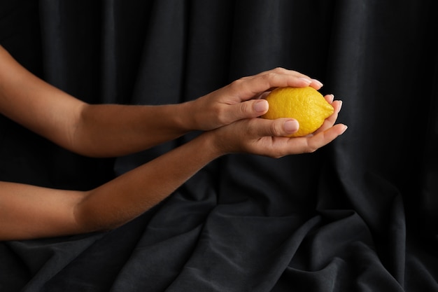 Foto grátis mãos de mulher segurando limão