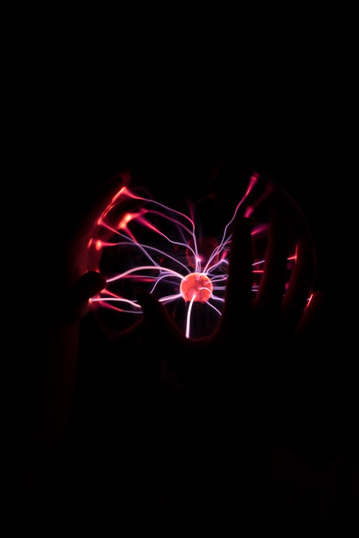 Foto grátis mãos de vista frontal interagindo com uma bola de plasma